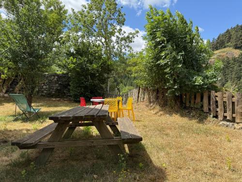 Zahrada ubytování Gite LES SOURCES, 9 pers, 11 couchages - Arlempdes, classé un des plus beaux villages de France