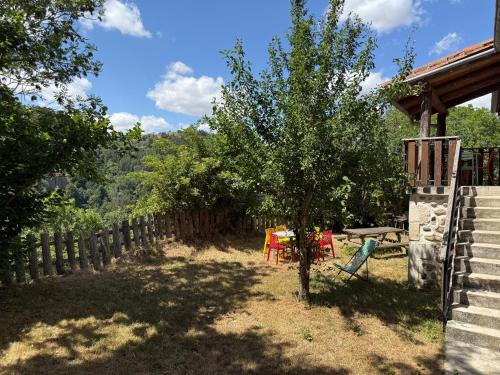 Zahrada ubytování Gite LES SOURCES, 9 pers, 11 couchages - Arlempdes, classé un des plus beaux villages de France