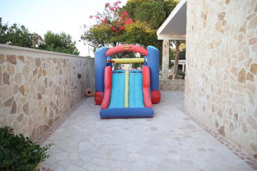 a small inflatable playground in a backyard at Villa Zagara Pool e Sea in San Pietro in Bevagna