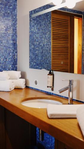 une salle de bain avec un lavabo et un miroir dans l'établissement Résidence Les Suites du Port - by Le Saint Ferdinand, à Arcachon