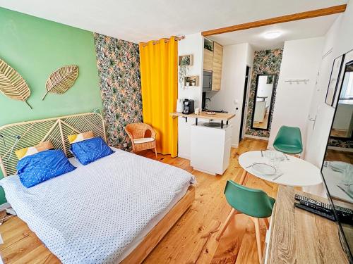 une chambre avec un lit, une table et des chaises dans l'établissement 07-1 - Cozy & élégant - TV sat&VOD, à Villeurbanne