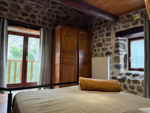 Postel nebo postele na pokoji v ubytování Gite LES SOURCES, 9 pers, 11 couchages - Arlempdes, classé un des plus beaux villages de France