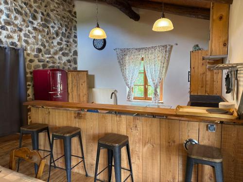 Kuchyň nebo kuchyňský kout v ubytování Gite LES SOURCES, 9 pers, 11 couchages - Arlempdes, classé un des plus beaux villages de France