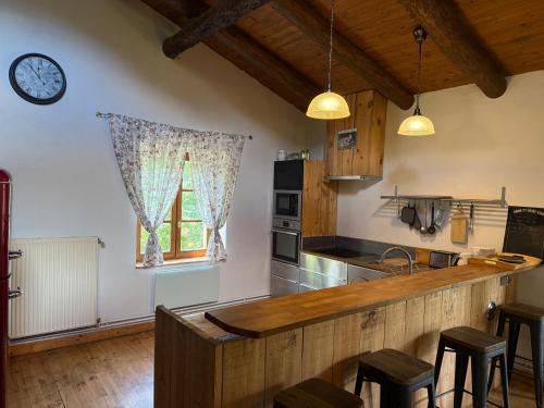 Kuchyň nebo kuchyňský kout v ubytování Gite LES SOURCES, 9 pers, 11 couchages - Arlempdes, classé un des plus beaux villages de France