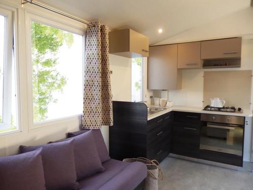Η κουζίνα ή μικρή κουζίνα στο Mobil home 6 personnes Mer et Pins