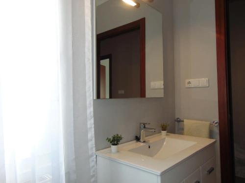 a bathroom with a white sink and a mirror at Casa Esperanza 8 huéspedes in Viñas
