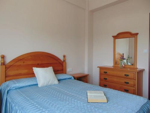 a bedroom with a bed with a book on it at Casa Esperanza 8 huéspedes in Viñas