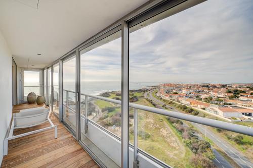 Elle comprend un balcon offrant une vue sur l'océan. dans l'établissement Élégant Penthouse avec Vue Mer Double Garage, à Les Sables-dʼOlonne