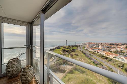 Cette chambre avec fenêtres offre une vue sur l'océan. dans l'établissement Élégant Penthouse avec Vue Mer Double Garage, à Les Sables-dʼOlonne