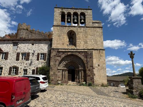 Fotografie z fotogalerie ubytování Gite LES SOURCES, 9 pers, 11 couchages - Arlempdes, classé un des plus beaux villages de France v destinaci Arlempdes