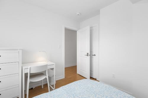 Habitación blanca con escritorio y cama en Private Room M A P L E with Attached Full Bathroom in Toronto, ON, Canada, en Toronto