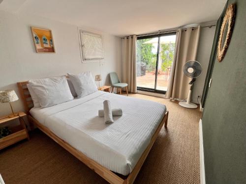 une chambre avec un lit avec deux bougies dessus dans l'établissement La Missidi - Belle villa provençale avec piscine, à Nice