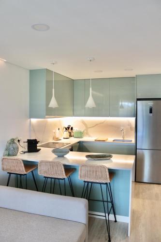 a kitchen with a counter and a refrigerator at Apartamento Malino in Sagres