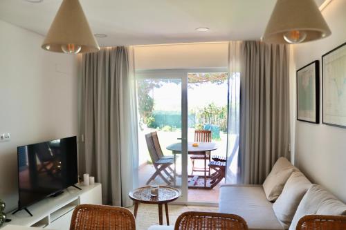 a living room with a couch and a television at Apartamento Malino in Sagres