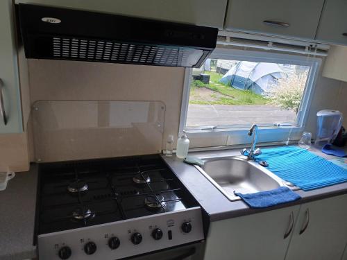 Kuchyň nebo kuchyňský kout v ubytování La caravan-à-JO