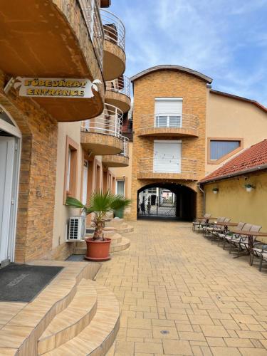 Budova, kde se aparthotel nachází