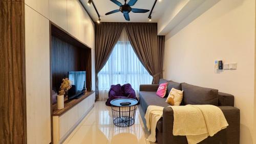 un soggiorno con un divano e una TV di M Centura Sentul, Jalan Sentul Pasar, Sentul KL a Kuala Lumpur