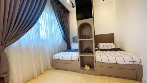 due letti singoli in una stanza con finestra di M Centura Sentul, Jalan Sentul Pasar, Sentul KL a Kuala Lumpur