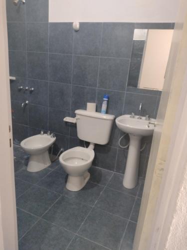 a bathroom with two toilets and a sink at María del Valle Alojamientos in Belén