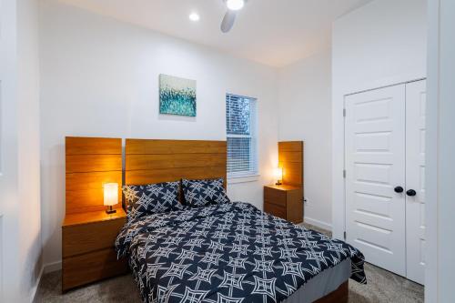 Ένα ή περισσότερα κρεβάτια σε δωμάτιο στο Contemporary Comfort Modern Home