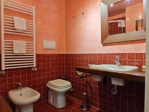a bathroom with a toilet and a sink at Hostdomus - Nube d'Argento in Sestriere