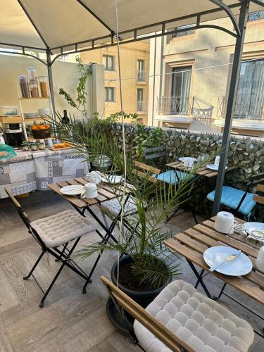 een patio met tafels en stoelen en een tafel bij Backstage Boutique Music Themed Townhouse in Sliema