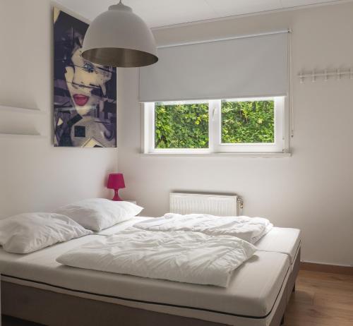 Voodi või voodid majutusasutuse Vrolijk chalet met hottub & omheinde tuin VP094 toas