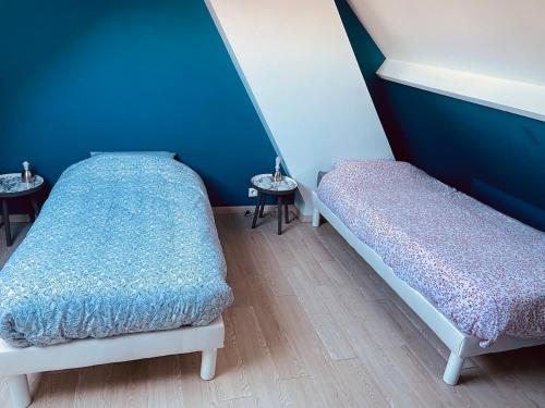 Katil atau katil-katil dalam bilik di Groovy House - 10 min from Lille