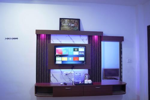 a entertainment center with a television in a room at Gangotri Resort in Dām Dim