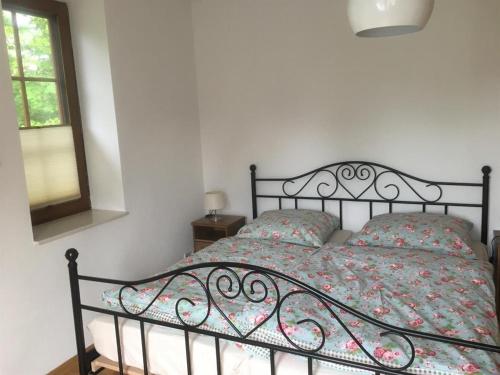 a bedroom with a black bed and a window at Ferienglück Lindwedel in Lindwedel