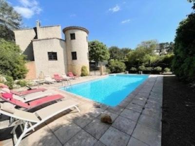 une piscine avec des chaises longues et un bâtiment dans l'établissement La Villa Lou Castel, à Sanary-sur-Mer