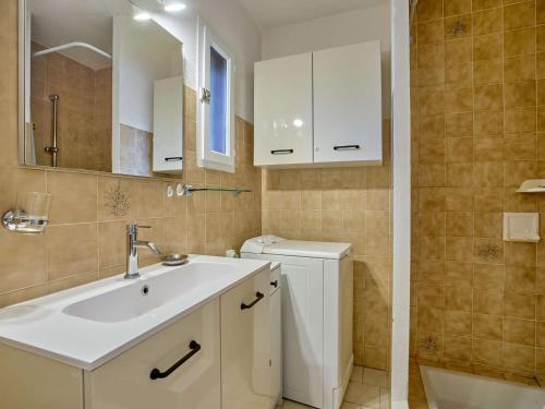 a bathroom with a sink and a toilet and a mirror at Appartement lumineux 2 pers avec animaux admis, parking et WiFi - FR-1-841-26 in Barbotan-les-Thermes