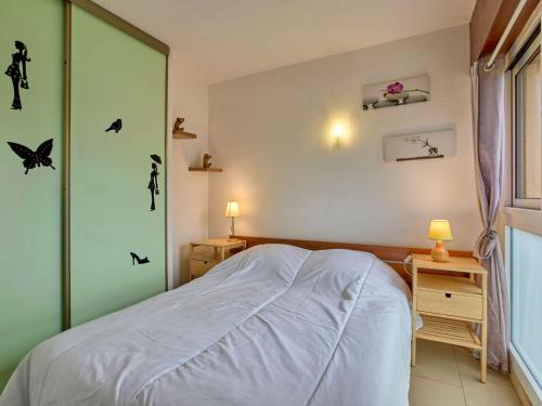 a bedroom with a bed and a window at Appartement lumineux 2 pers avec animaux admis, parking et WiFi - FR-1-841-26 in Barbotan-les-Thermes