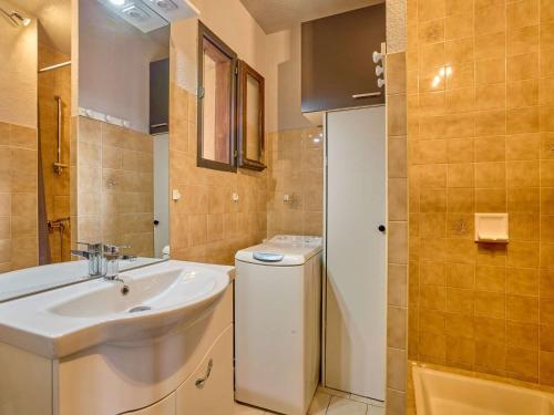 a bathroom with a sink and a washing machine at Charmant appartement lumineux, terrasse, parking gratuit, animaux admis - FR-1-841-36 in Barbotan-les-Thermes