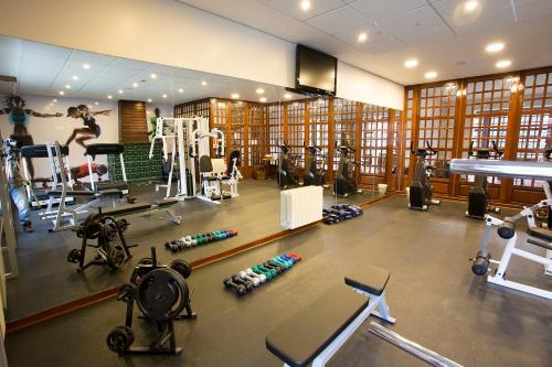 um ginásio com muito equipamento numa sala em Hotel Vila Inglesa em Campos do Jordão