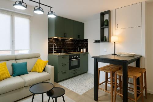 un salon avec un canapé et une table et une cuisine dans l'établissement Elegant T2 Parking - Next To Monaco, à Beausoleil