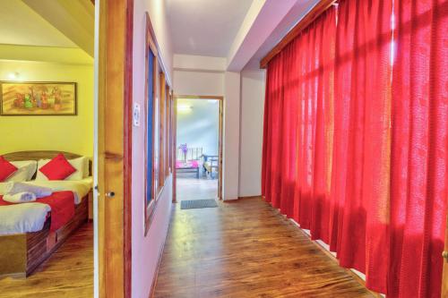 Postel nebo postele na pokoji v ubytování HOTEL YATRI mONARCH rESIDENCY MANALI