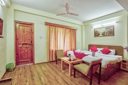 Postel nebo postele na pokoji v ubytování HOTEL YATRI mONARCH rESIDENCY MANALI