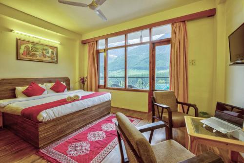 Postel nebo postele na pokoji v ubytování HOTEL YATRI mONARCH rESIDENCY MANALI