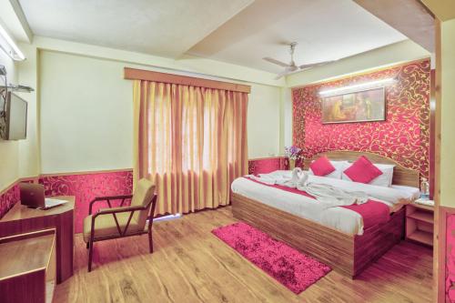 Postel nebo postele na pokoji v ubytování HOTEL YATRI mONARCH rESIDENCY MANALI