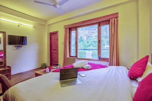 TV a/nebo společenská místnost v ubytování HOTEL YATRI mONARCH rESIDENCY MANALI