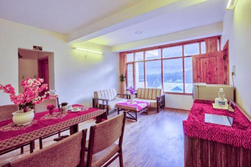 Postel nebo postele na pokoji v ubytování HOTEL YATRI mONARCH rESIDENCY MANALI