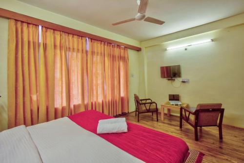 Postel nebo postele na pokoji v ubytování HOTEL YATRI mONARCH rESIDENCY MANALI