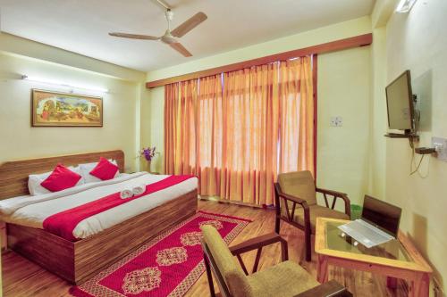Postel nebo postele na pokoji v ubytování HOTEL YATRI mONARCH rESIDENCY MANALI