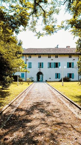 a large white building with a driveway in front of it at Villa Trigatti Michieli 