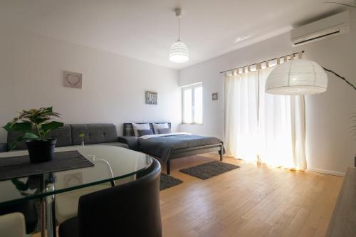 Giường trong phòng chung tại Brattia Studio Apartment