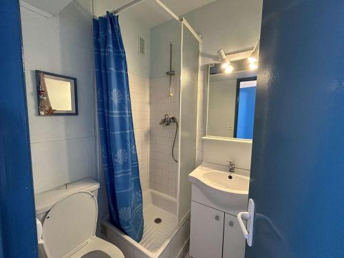 une salle de bain avec une douche, des toilettes et un lavabo dans l'établissement Studio 4 pers avec balcon, parking, linge inclus - FR-1-224C-306, à Saint-Jean-de-Monts