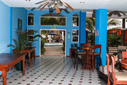 Um restaurante ou outro lugar para comer em Sabas Beach Resort