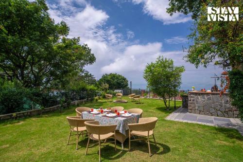 Zahrada ubytování StayVista at Ellis Ville with Bonfire, Lawn