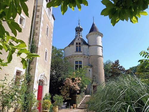 a castle with a tower on top of a building at Chateau de Coubloust in Vicq-sur-Nahon